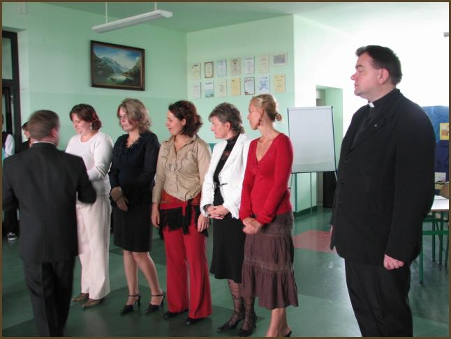(3/15): Tradycyjnie kadego roku nagrod Dyrektora Szkoy otrzymaa grupa zasuonych nauczycieli.